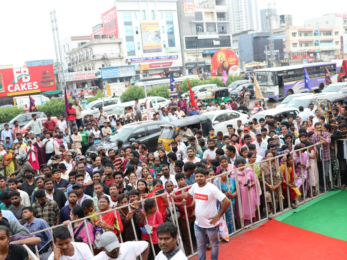 Naga Chaitanya Sobitha Dhulipala grand Shopping Mall opening Photos13