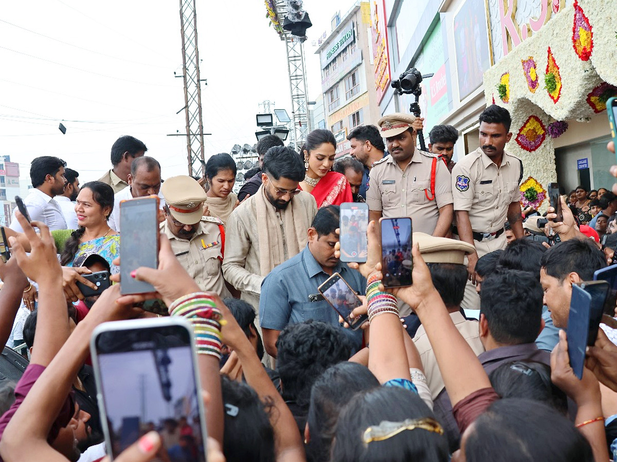 Naga Chaitanya Sobitha Dhulipala grand Shopping Mall opening Photos15