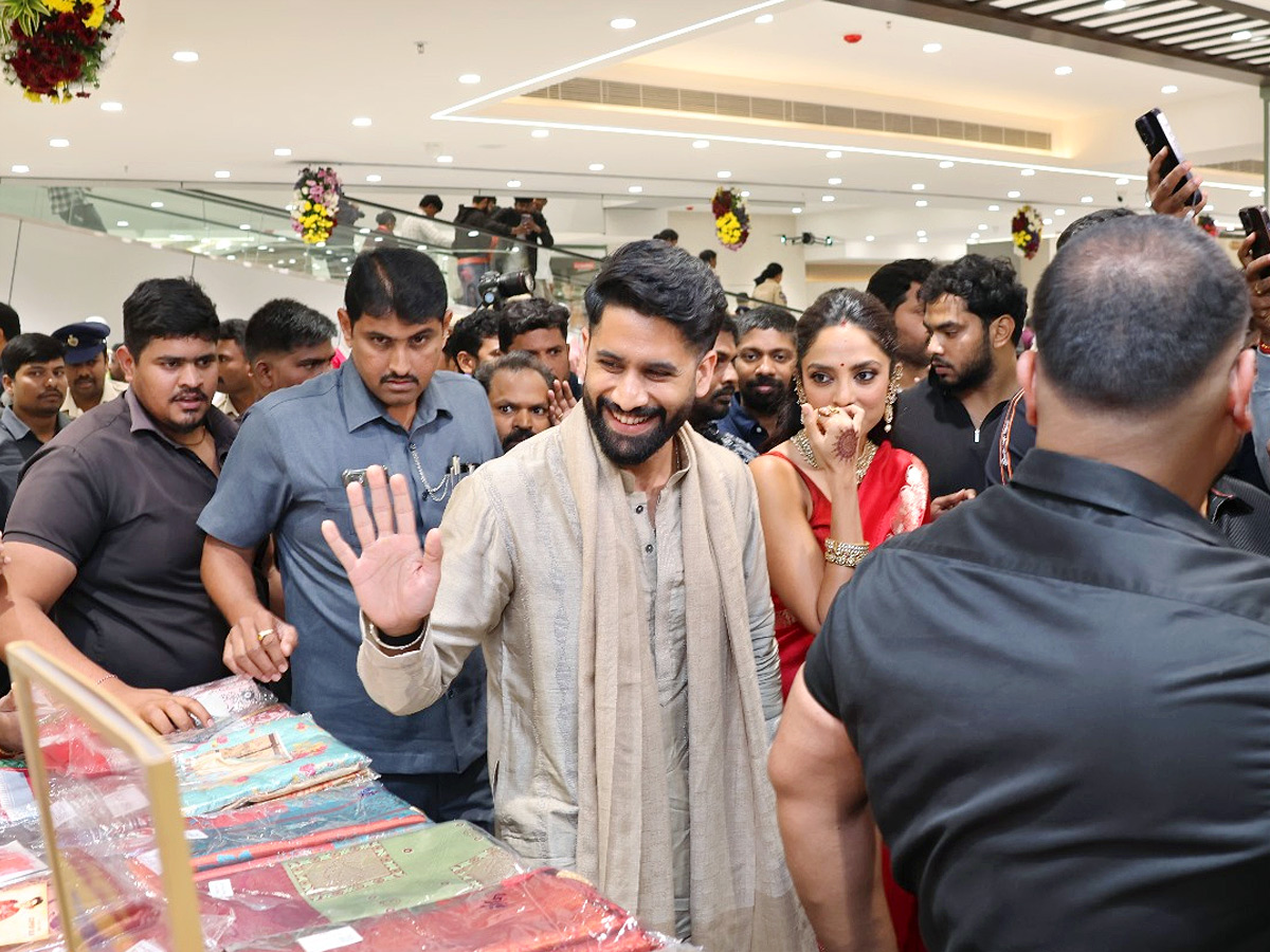 Naga Chaitanya Sobitha Dhulipala grand Shopping Mall opening Photos8