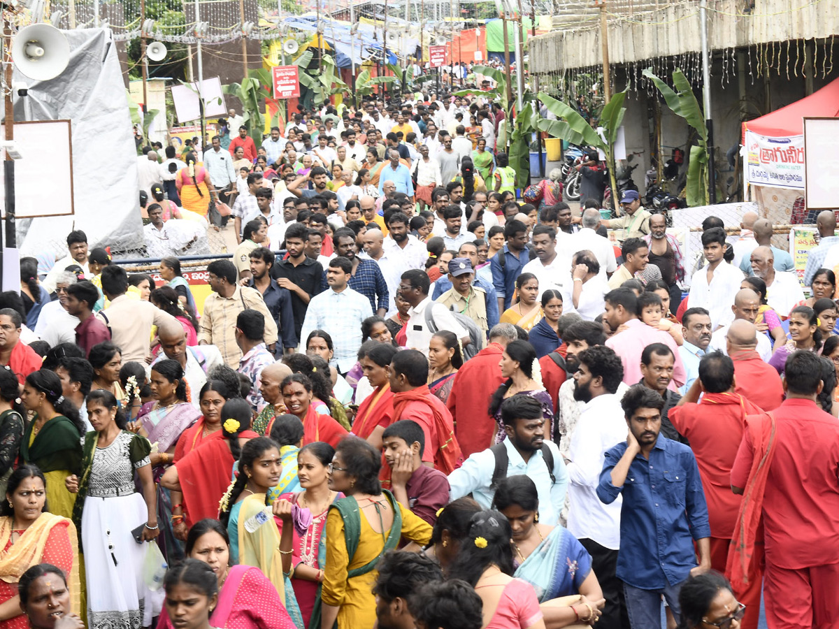 Sri Mahalakshmi Devi Alankaram Day 5 In Vijayawada Dasara Navaratri 2025 Photos7