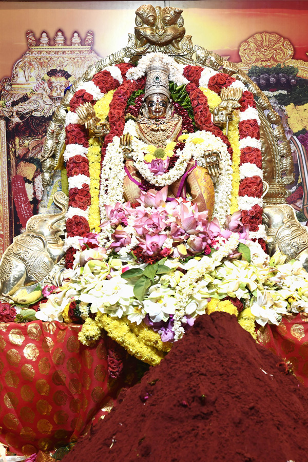 Sri Mahalakshmi Devi Alankaram Day 5 In Vijayawada Dasara Navaratri 2025 Photos3