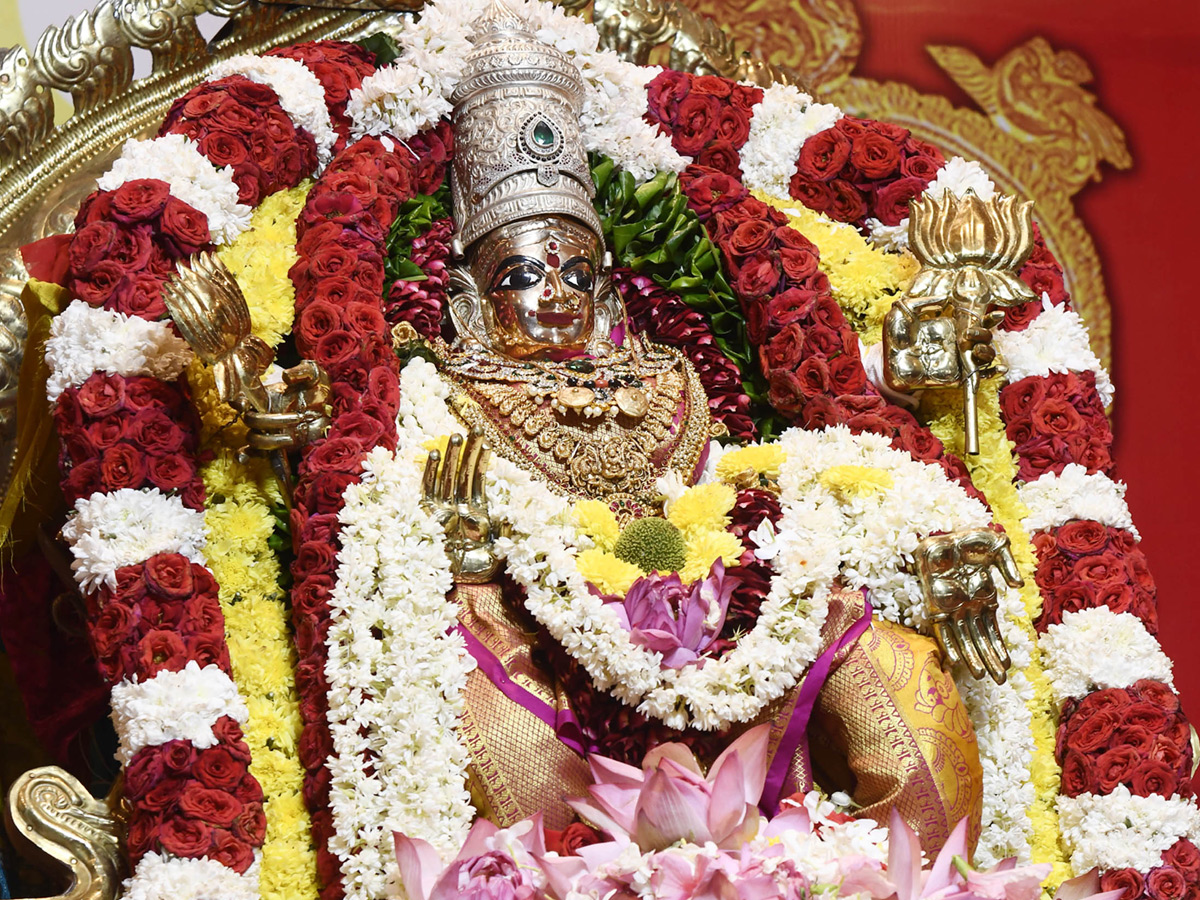Sri Mahalakshmi Devi Alankaram Day 5 In Vijayawada Dasara Navaratri 2025 Photos4