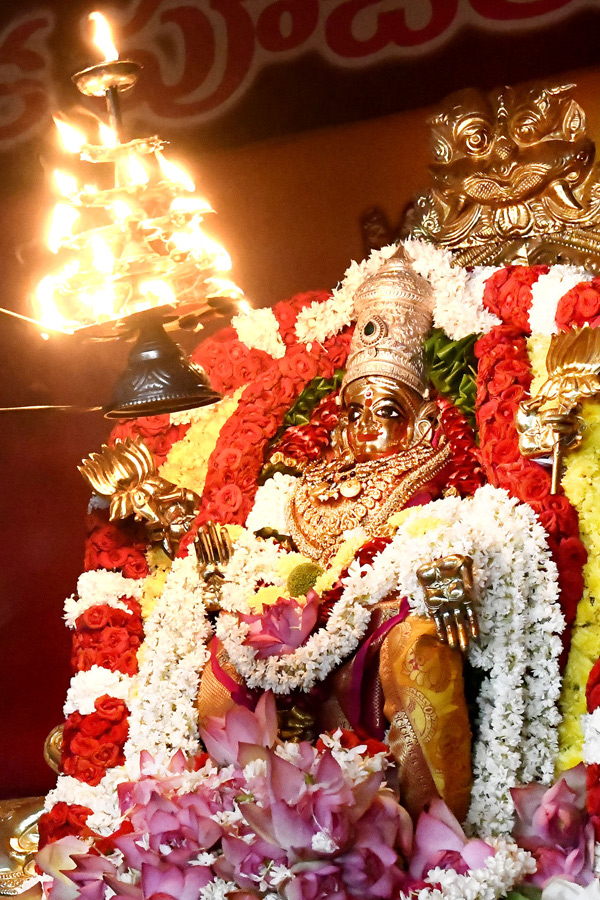 Sri Mahalakshmi Devi Alankaram Day 5 In Vijayawada Dasara Navaratri 2025 Photos6