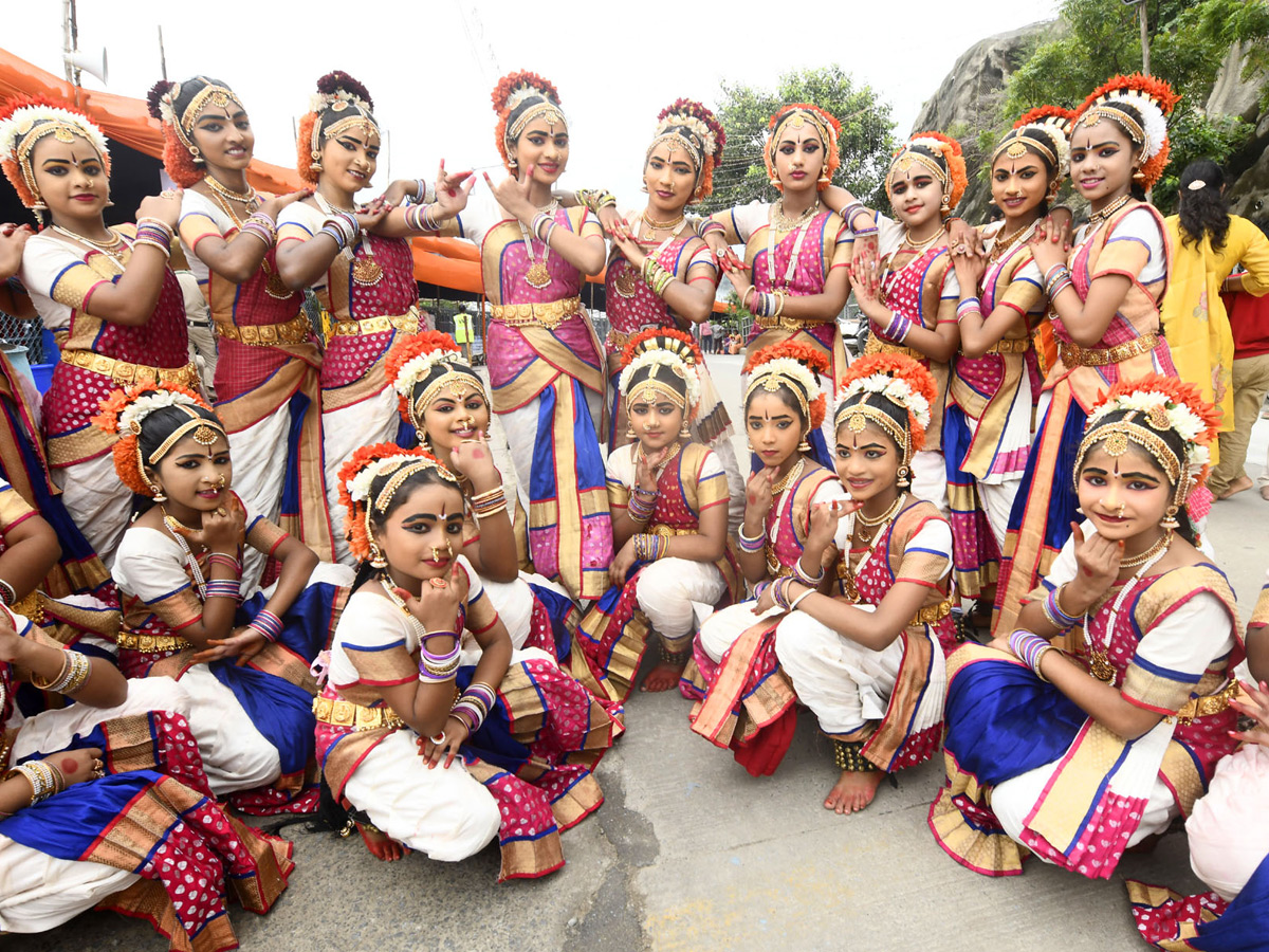 Sri Mahalakshmi Devi Alankaram Day 5 In Vijayawada Dasara Navaratri 2025 Photos15