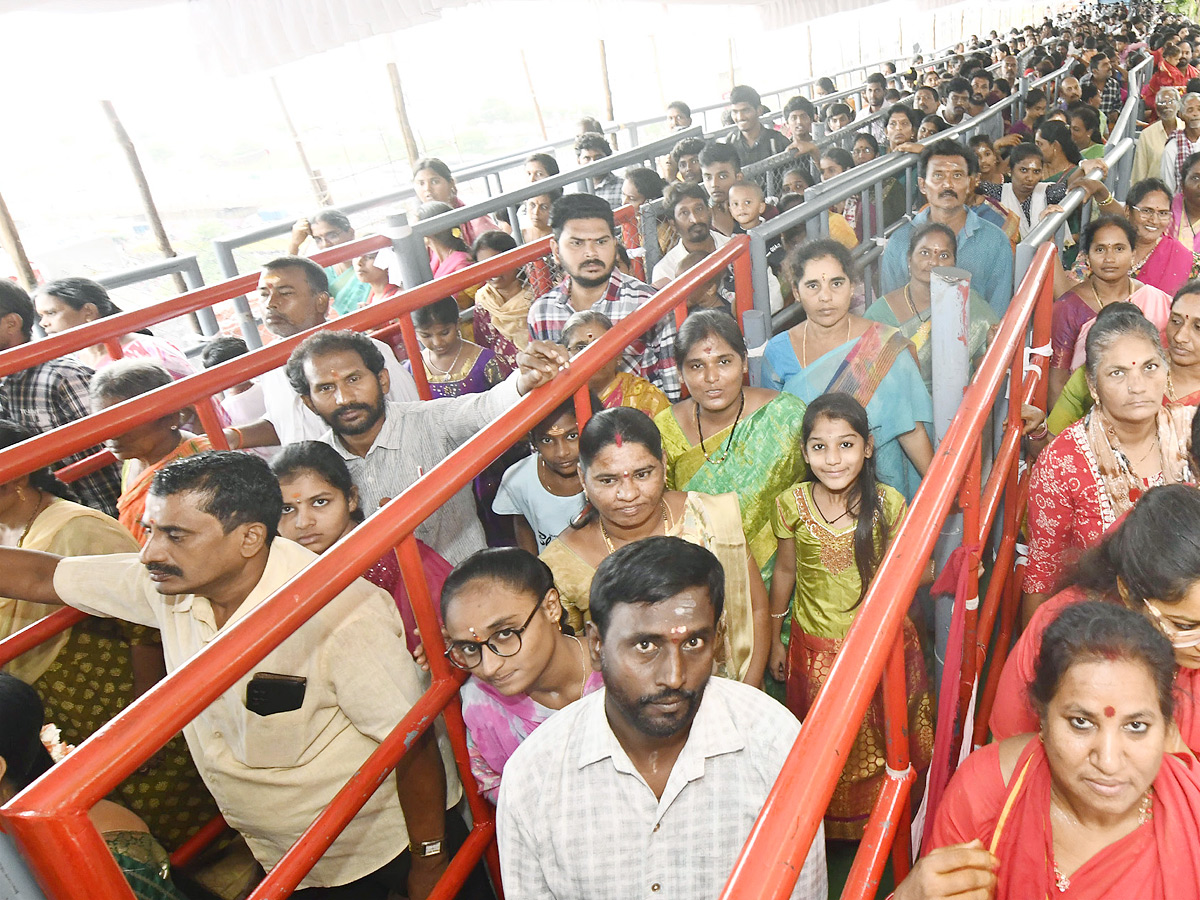 Sri Mahalakshmi Devi Alankaram Day 5 In Vijayawada Dasara Navaratri 2025 Photos8