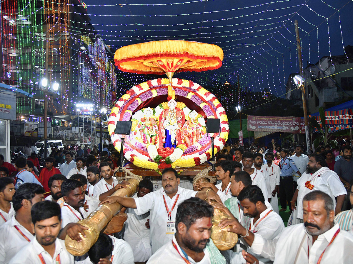 Sri Mahalakshmi Devi Alankaram Day 5 In Vijayawada Dasara Navaratri 2025 Photos18