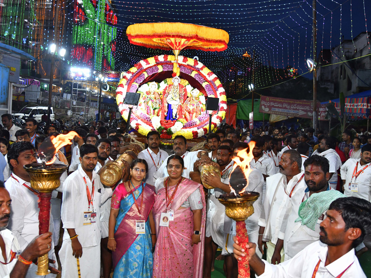 Sri Mahalakshmi Devi Alankaram Day 5 In Vijayawada Dasara Navaratri 2025 Photos20