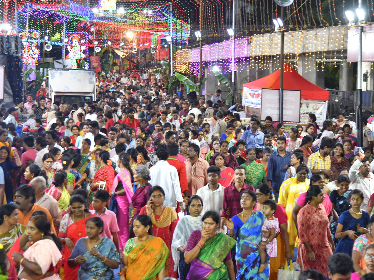 Sri Mahalakshmi Devi Alankaram Day 5 In Vijayawada Dasara Navaratri 2025 Photos21