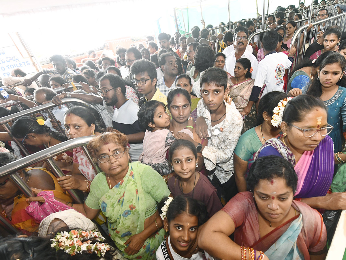 Sri Mahalakshmi Devi Alankaram Day 5 In Vijayawada Dasara Navaratri 2025 Photos9