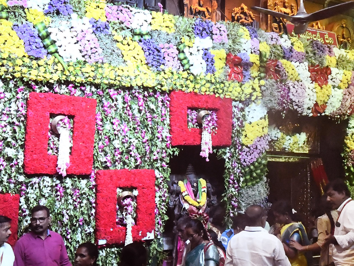 Sri Mahalakshmi Devi Alankaram Day 5 In Vijayawada Dasara Navaratri 2025 Photos13