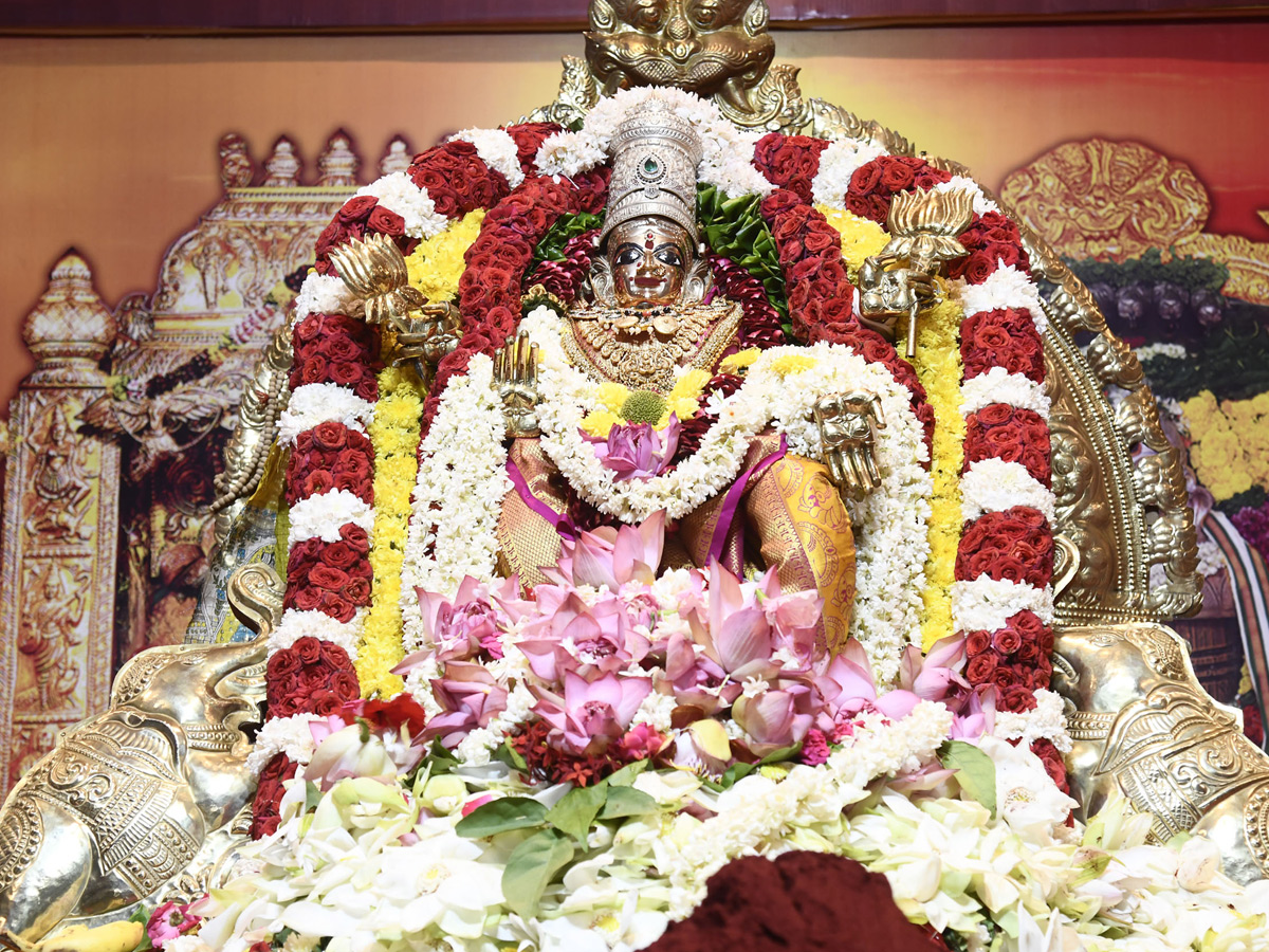 Sri Mahalakshmi Devi Alankaram Day 5 In Vijayawada Dasara Navaratri 2025 Photos2