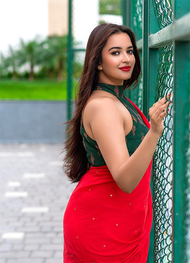 Tollywood Actress Pujita Ponnada Latest Photos14