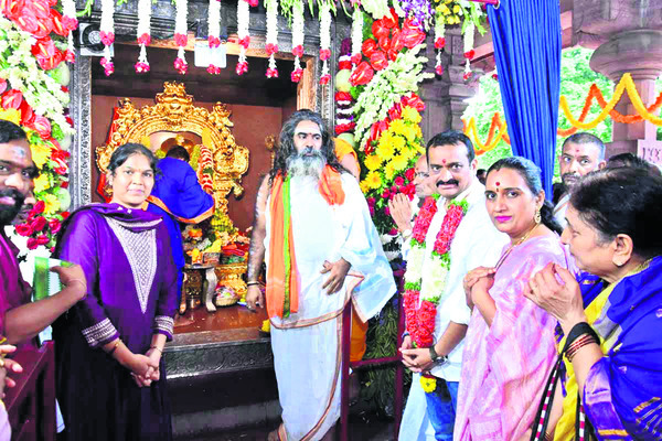 దర్శించుకున్న ప్రముఖలు.. 
1