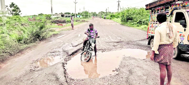 10 కి.మీ 500 గుంతలు 1