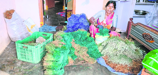 ఉపాధినిస్తున్న బతుకమ్మ1