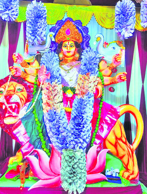 కరెన్సీ నోట్లతో అలంకరణ..
1