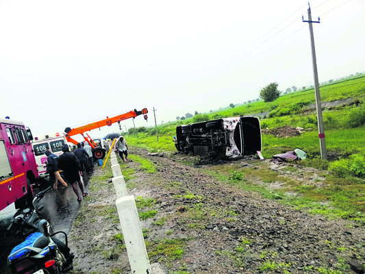 ఆర్టీసీ బస్సు బోల్తా 1