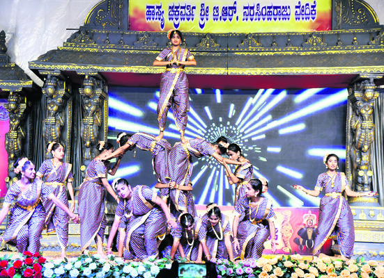 అలరించిన తుమకూరు దసరా1
