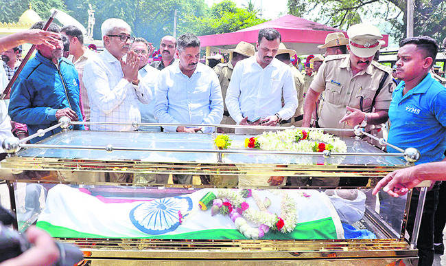 పంచభూతాల్లో డాక్టర్‌ భైరప్ప లీనం 1