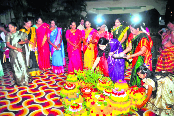 కలెక్టరేట్లో బతుకమ్మ వేడుకలు1
