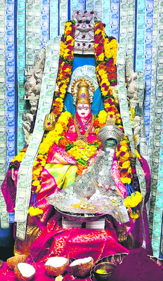 ధనలక్ష్మి అలంకారంలో అమ్మవారు 2