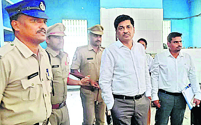 వ్యవసాయ రుణాల కోసం  ఆందోళన 
1