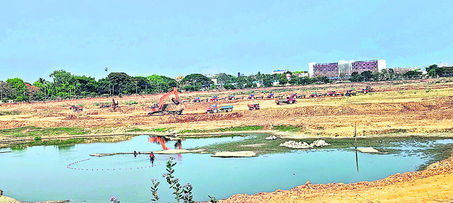 మట్టి ఎత్తివేయడంతో గుంతల మయమైన కట్టమంచి చెరువు 2