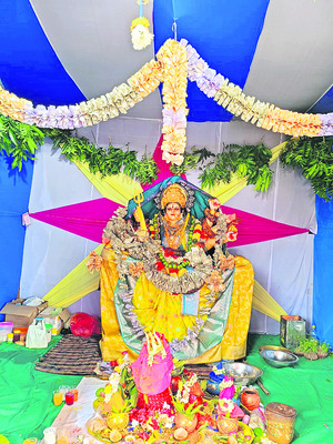 ఫ రూ.18,50,116 కరెన్సీతో అలంకరణ 1