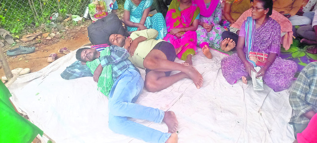 పిల్లాపాపలతో రేయింబవళ్లు దీక్ష1