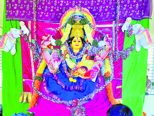 మహాలక్ష్మీదేవి అవతారంలో అమ్మవారు
2