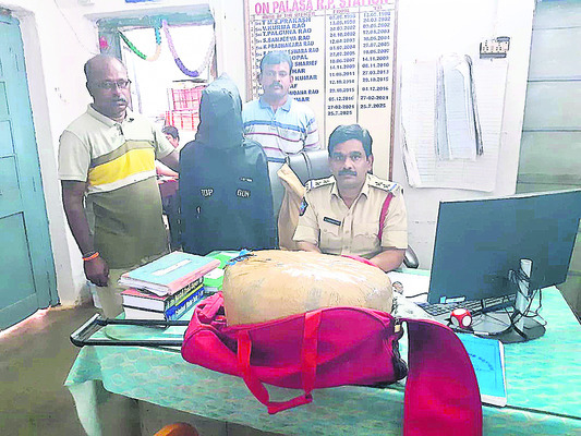 వ్యవసాయ రుణాల కోసం  ఆందోళన 
2