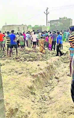 ప్లాట్లు వేసి..బేరం పెట్టి !1