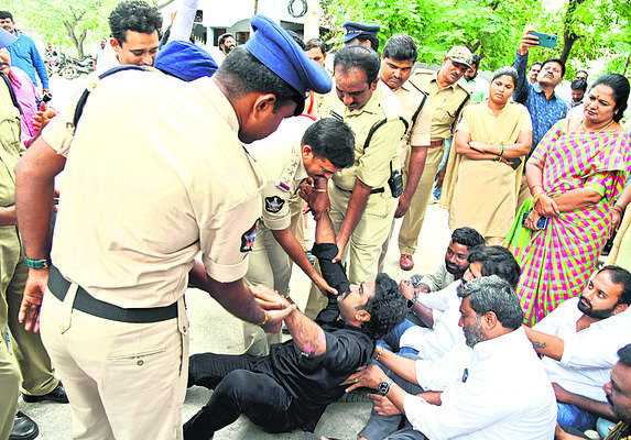 బాలకృష్ణ వ్యాఖ్యలపై నిరసన1