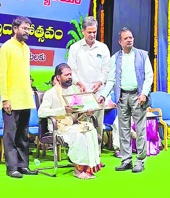 దుర్గమ్మ సేవలో  శాసన మండలి చైర్మన్‌ 
1