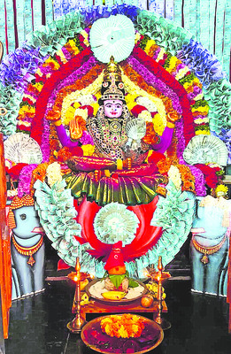 ధనలక్ష్మి అలంకారంలో అమ్మవారు 3