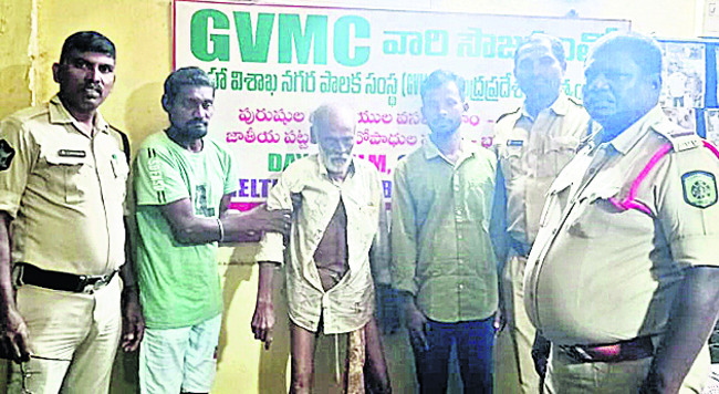 క్షేత్రస్థాయిలో వ్యవసాయాధికారుల పర్యటన1