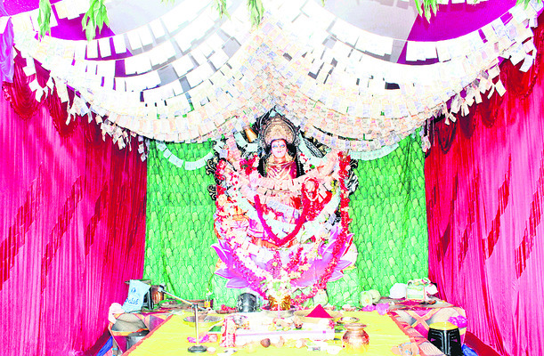 కరెన్సీ నోట్లతో అలంకరణ..
2
