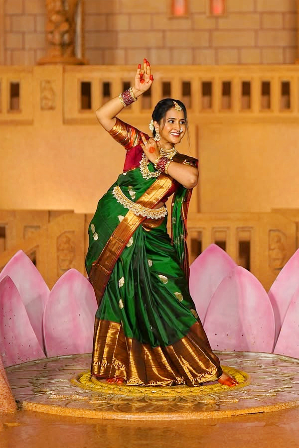 Festive vibes: Stars In beautiful Attire Photos11