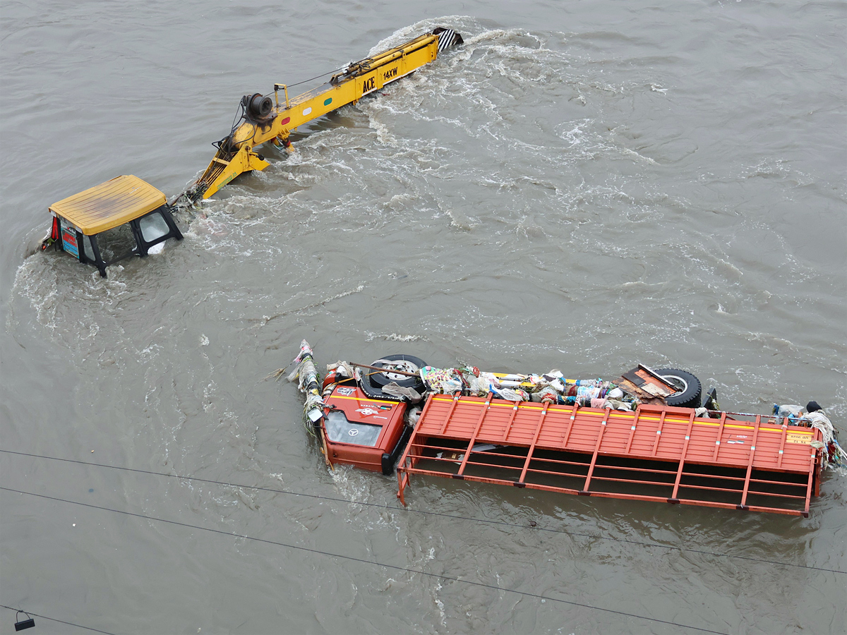 Heavy Flood Water Flow in Musi River due to Rains Photos2