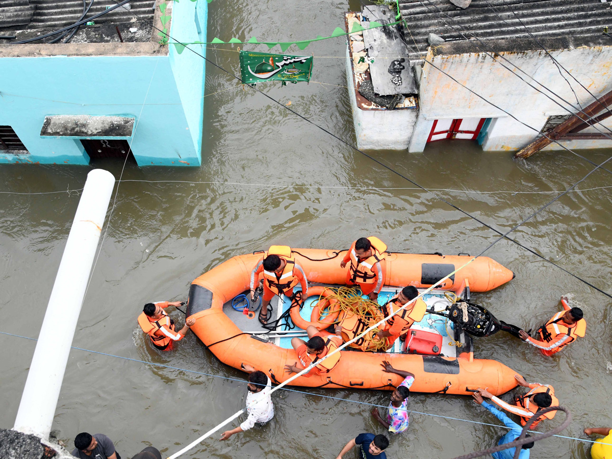 Heavy Flood Water Flow in Musi River due to Rains Photos11