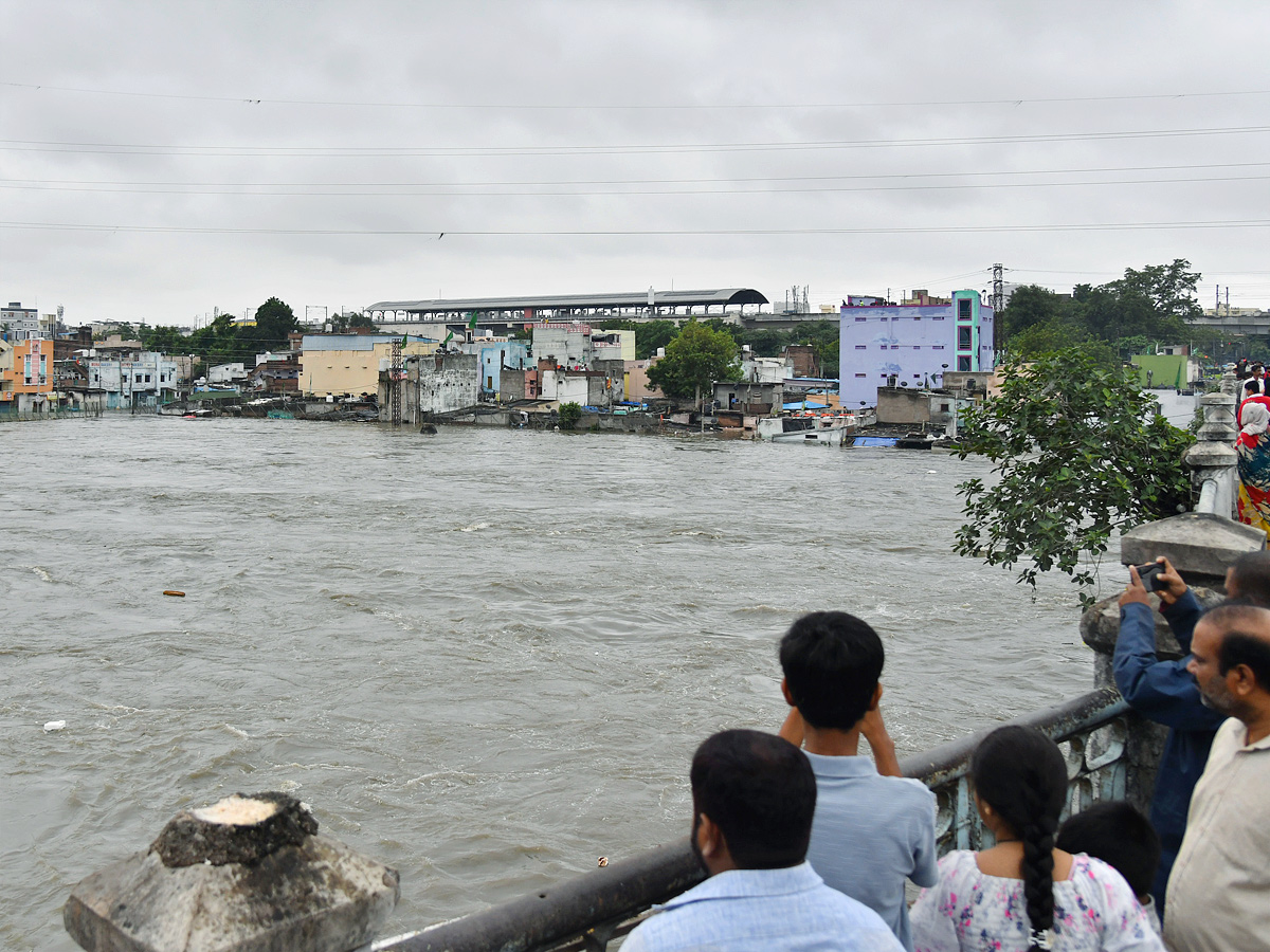 Heavy Flood Water Flow in Musi River due to Rains Photos13