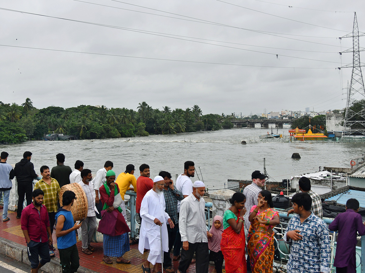Heavy Flood Water Flow in Musi River due to Rains Photos14