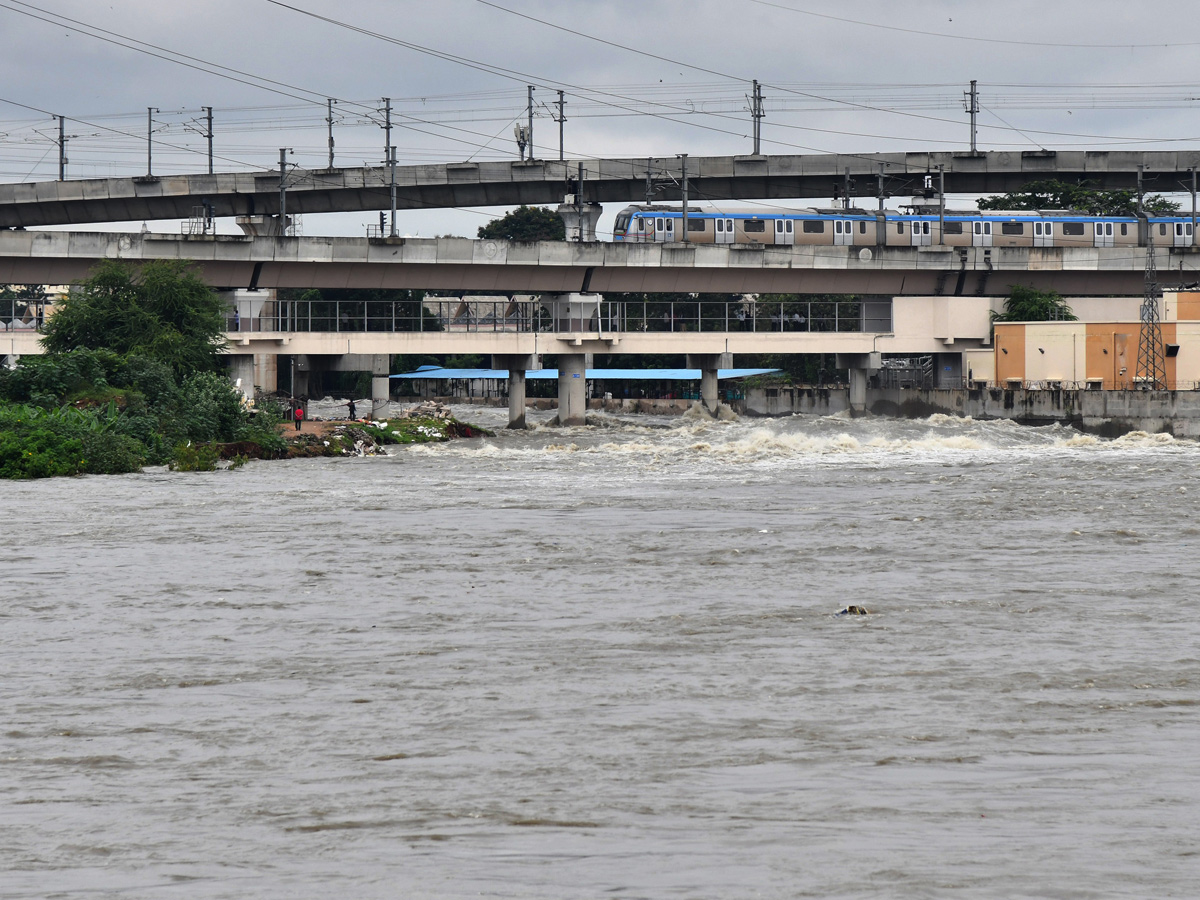 Heavy Flood Water Flow in Musi River due to Rains Photos15