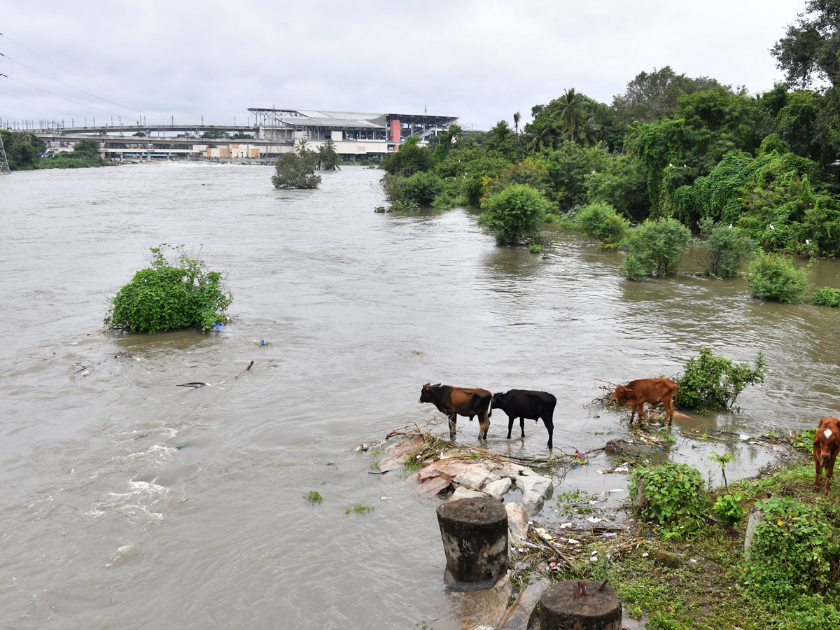 Heavy Flood Water Flow in Musi River due to Rains Photos16