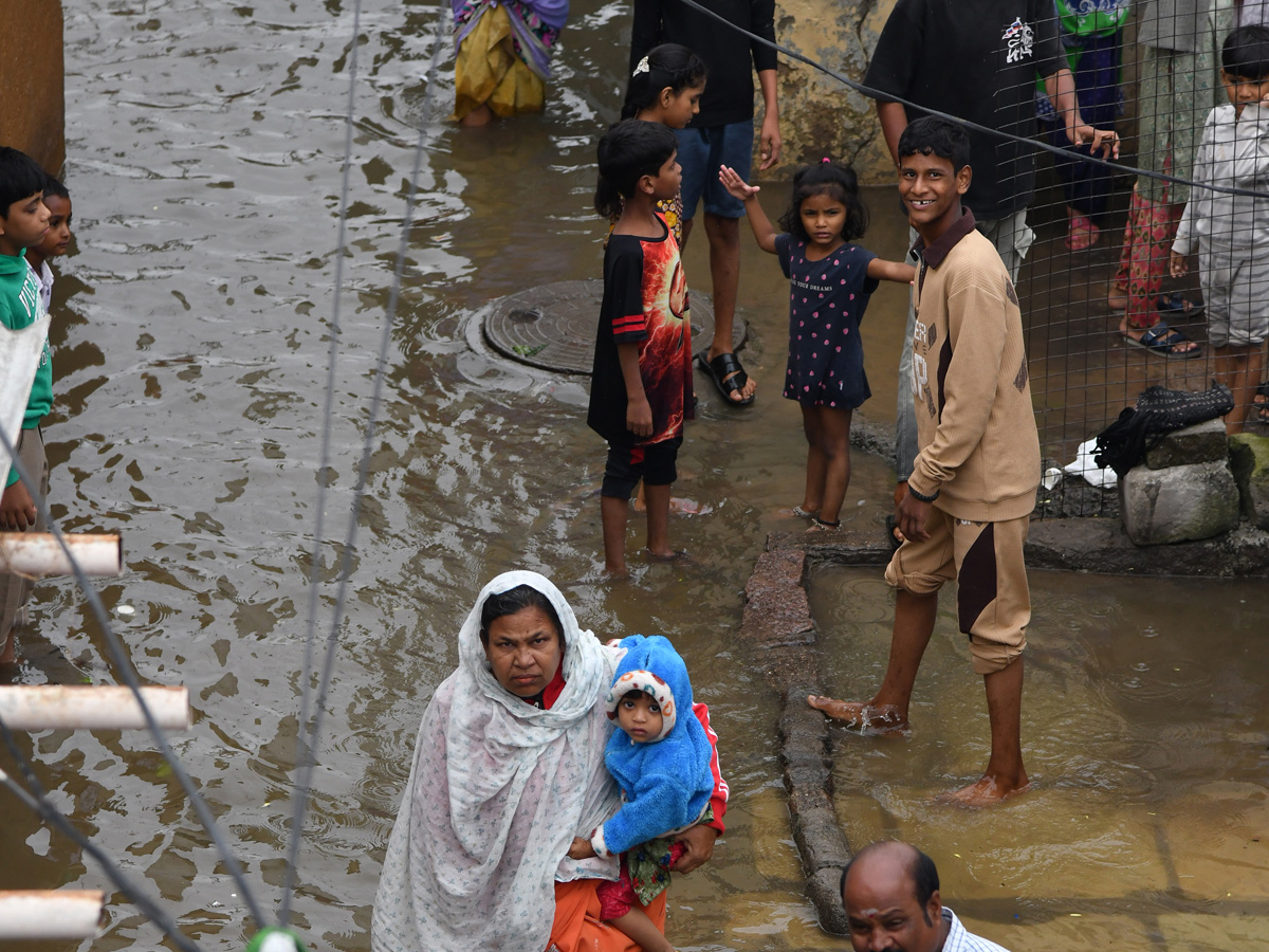Heavy Flood Water Flow in Musi River due to Rains Photos17