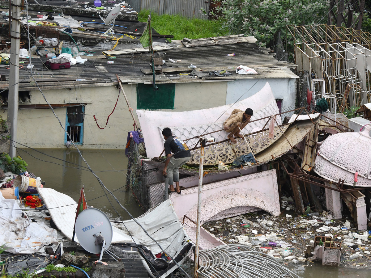 Heavy Flood Water Flow in Musi River due to Rains Photos18