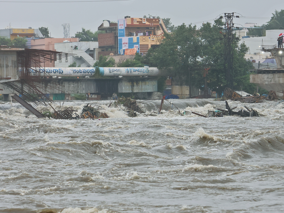 Heavy Flood Water Flow in Musi River due to Rains Photos3