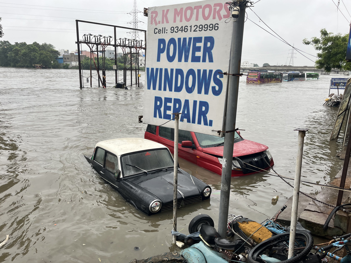 Heavy Flood Water Flow in Musi River due to Rains Photos21