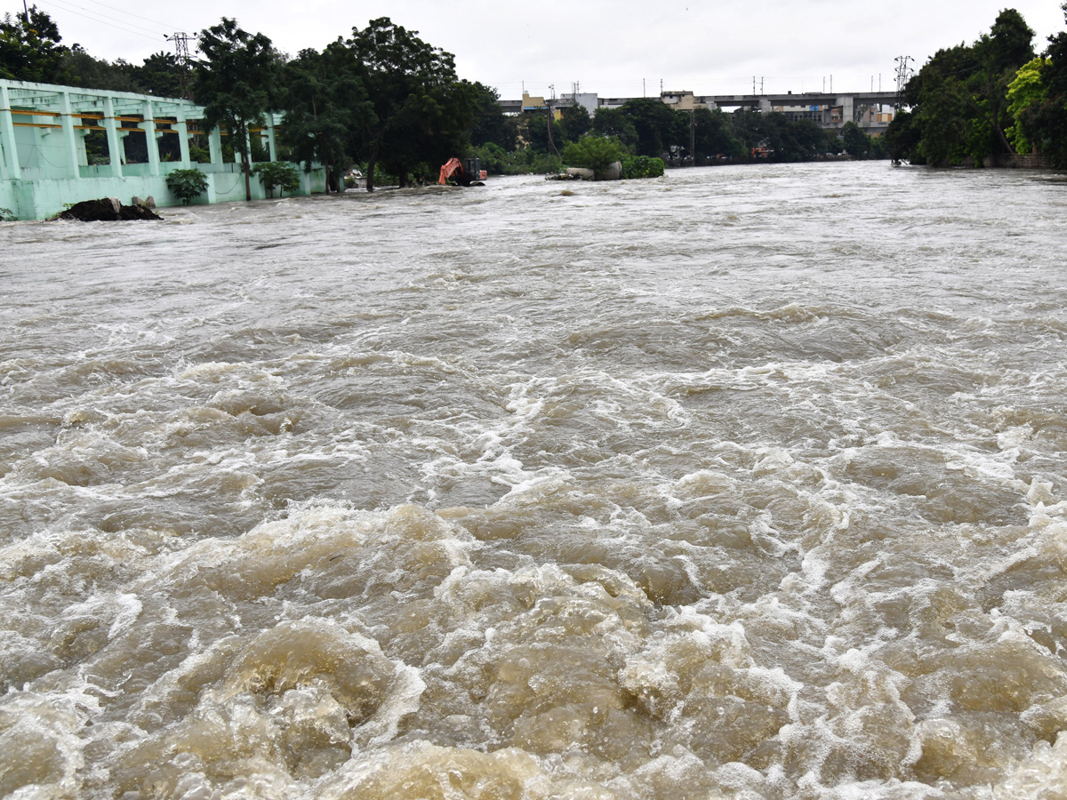 Heavy Flood Water Flow in Musi River due to Rains Photos23