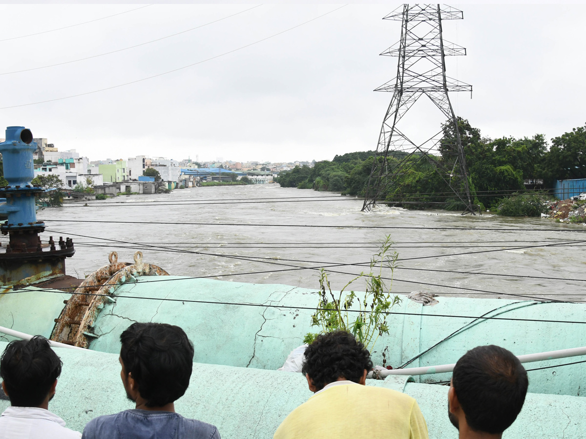 Heavy Flood Water Flow in Musi River due to Rains Photos28